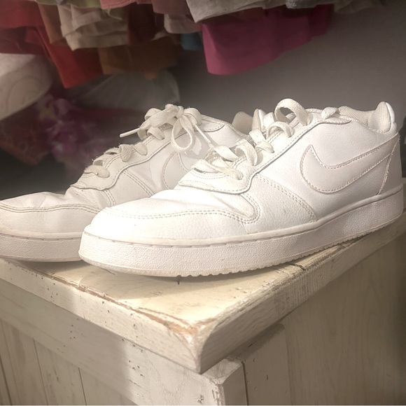 Women’s Nike shoes - Picture 3 of 3